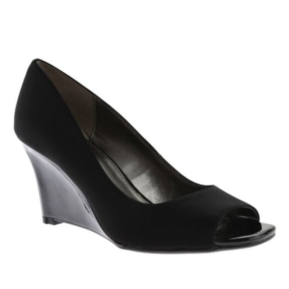 bandolino open toe wedge